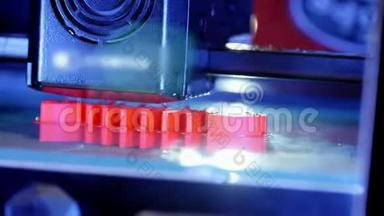3D<strong>打印机</strong>工作关闭。 自动三维<strong>打印机</strong>执行塑料。 现代3D<strong>打印机</strong>